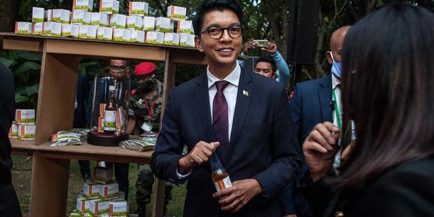 Madagaskar Kovid-19 için geliştirdiği bitkisel karışımdan vazgeçti