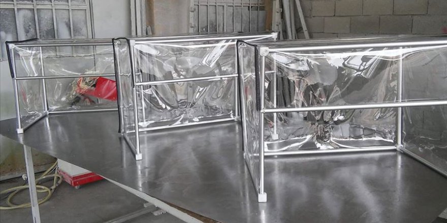 Meslek lisesinden sağlık çalışanları için entübasyon kabini üretimi