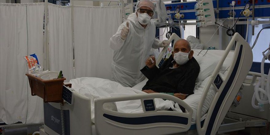 Denizli'de Kovid-19 tedavisi gören 100 yaşındaki hasta yoğun bakımdan çıktı
