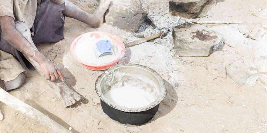 Aç çocukları için taş kaynatan Kenyalı anne yardım seferberliğine yol açtı