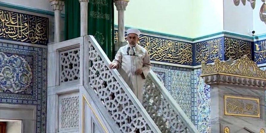 Maltepe Camisi'nde cuma namazı kılındı