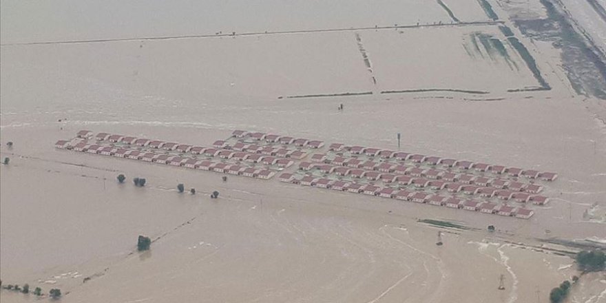 Özbekistan'da baraj duvarı çöktü, yüzlerce ev su altında kaldı