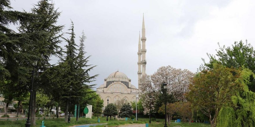 Camilerden gün boyu dua ve tekbir sesleri yükseliyor