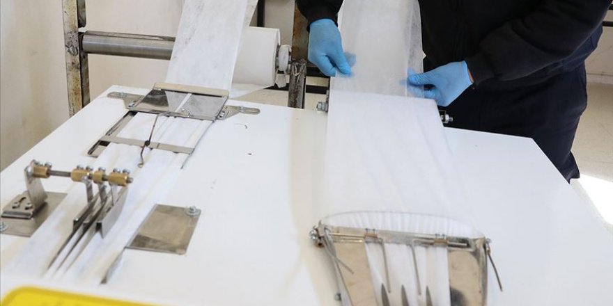 Gençlik merkezlerinde sağlık çalışanları için 850 bin maske ürettik