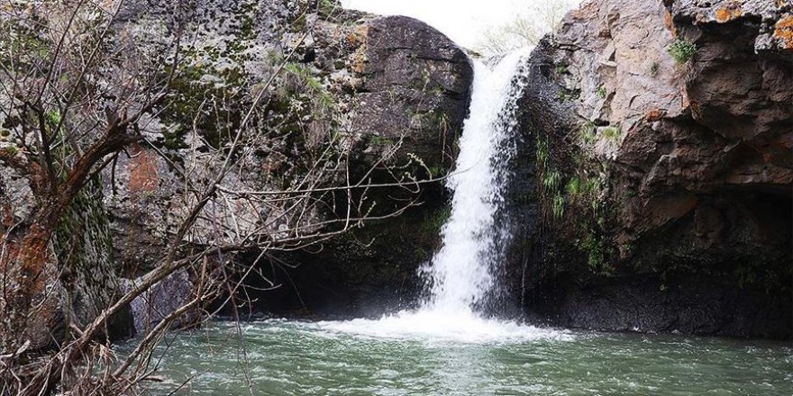 Ağrı'daki Bekiran Şelalesi'nde ilkbahar güzelliği