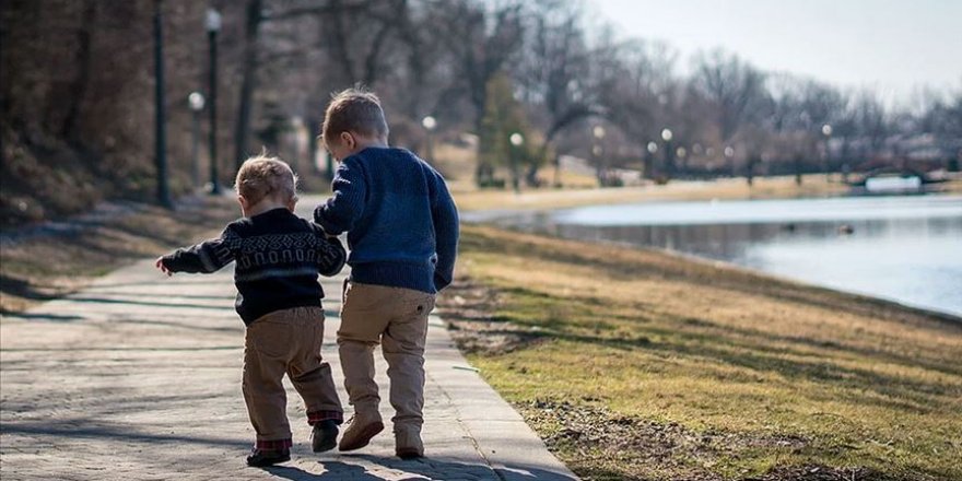 Çocuk ve gençlerin Kovid-19'a yakalanma riski yetişkinlerden yarı yarıya daha az