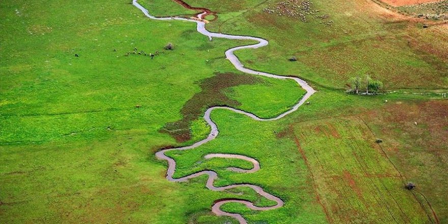 Tunceli’de mevsimlik akan derenin oluşturduğu menderesler görsel şölen sunuyor