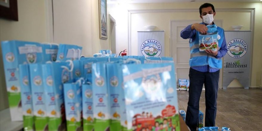 İlçe belediyesi 'evde kalanlara' 30 bin kitap dağıttı