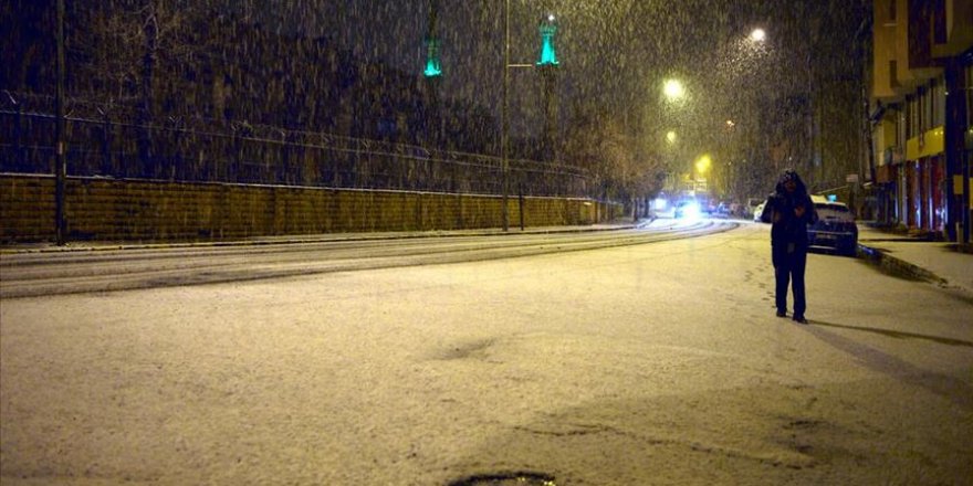 Ardahan, lapa lapa yağdırılan karla beyaza büründü