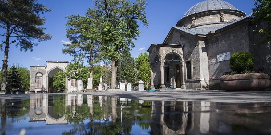 Mevlana'nın hocası Seyyid Burhaneddin'in türbe ve bahçesi sessizliğe büründü