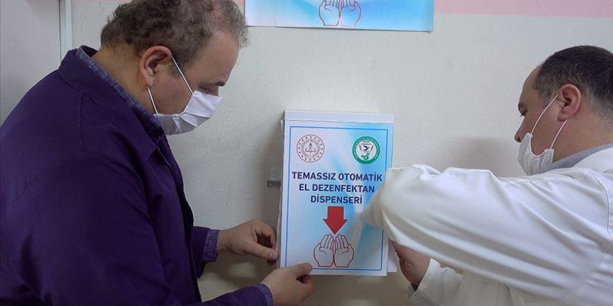 Meslek lisesi öğretmenleri 'temassız' el dezenfektan cihazı üretti