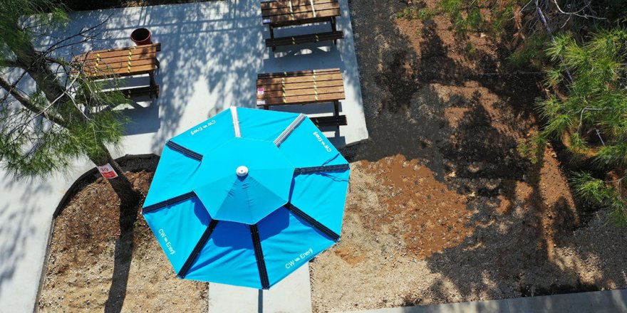 Geliştirilen panelli şemsiyeler hem güneşten koruyor hem enerji üretiyor