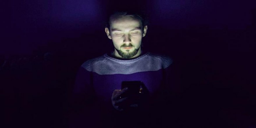 Bir dermatoloğa göre telefon ekranlarındaki mavi ışık cildiniz için zararlı