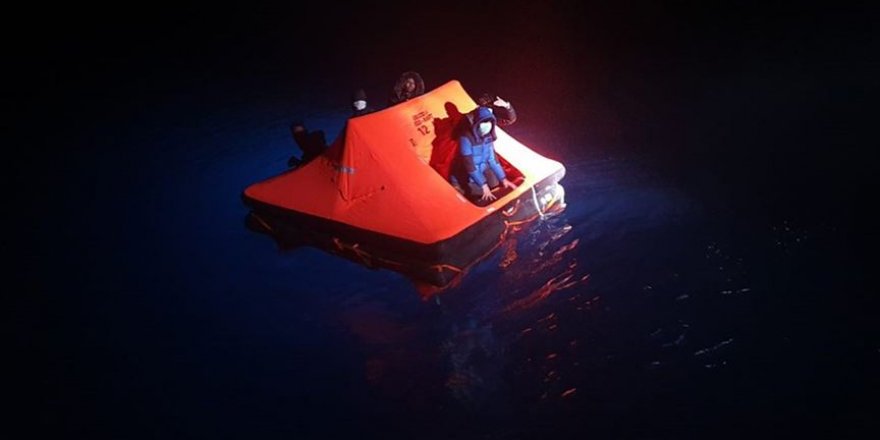 Türk kara sularına itilen 25 sığınmacı kurtarıldı