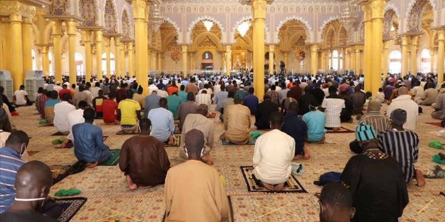 Senegal'in bazı camilerinde 2 ay sonra ilk cuma namazı