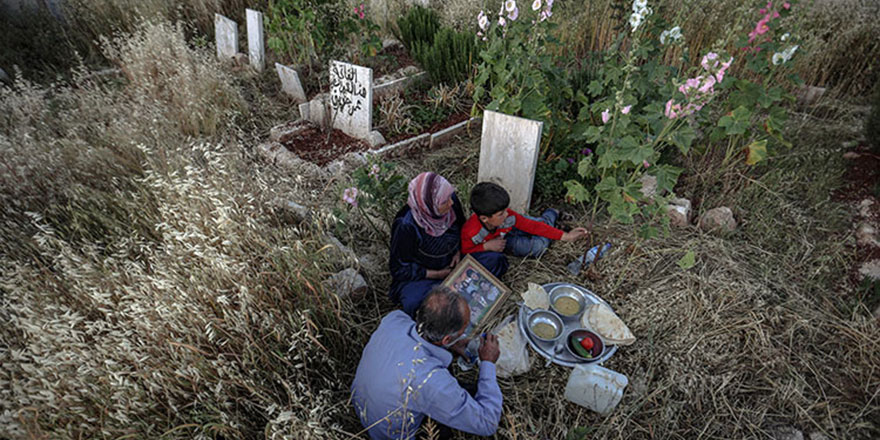 Halepli anne mezarlıkta iftar yapıyor