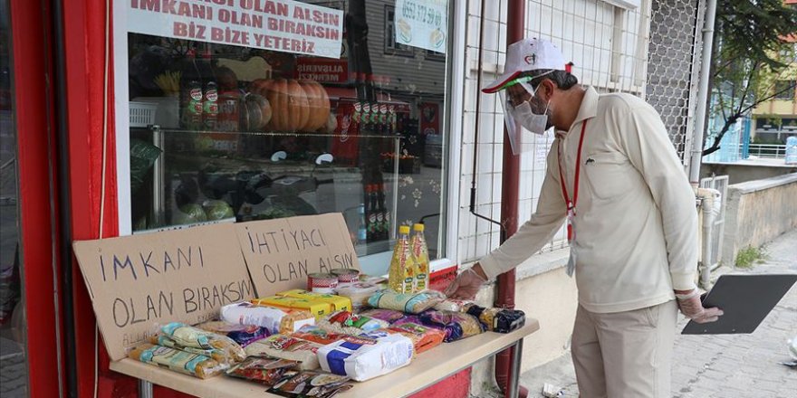İmkanı olanların yardım bıraktığı stanttan ihtiyaç sahipleri alıyor