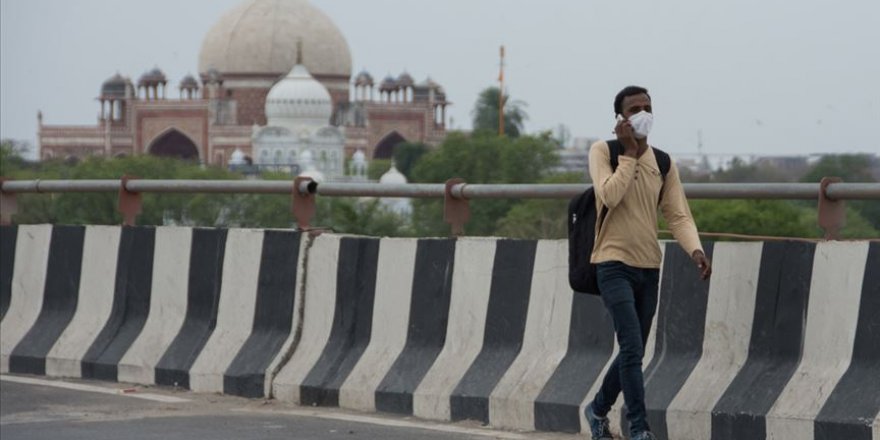 Hindistan'da Kovid-19 vaka sayıları 4 gündür düşse de aşı ve oksijen sıkıntısı sürüyor