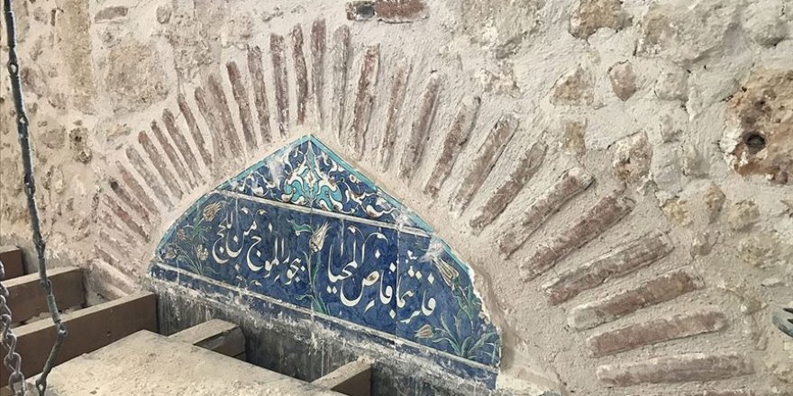 Cami restorasyonunda sıvaların altından 400 yıllık altın işlemeler çıktı