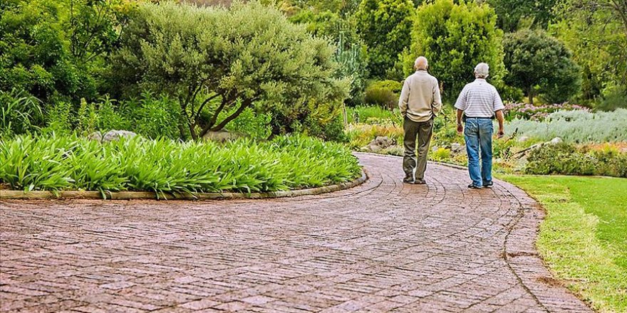 Yarın sokağa çıkacak 65 yaş ve üstüne egzersiz önerisi