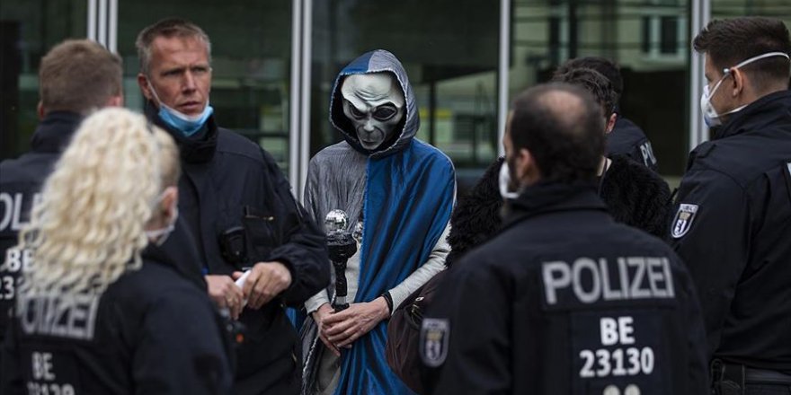 Almanya’da Kovid-19 tedbirlerini binlerce kişi protesto etti