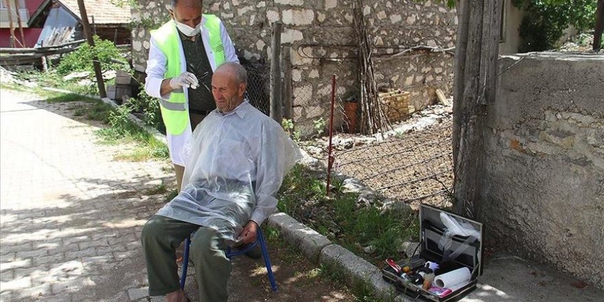 Konya'da sokağa çıkmaları kısıtlı yaşlılar evlerinin önünde ücretsiz tıraş ediliyor