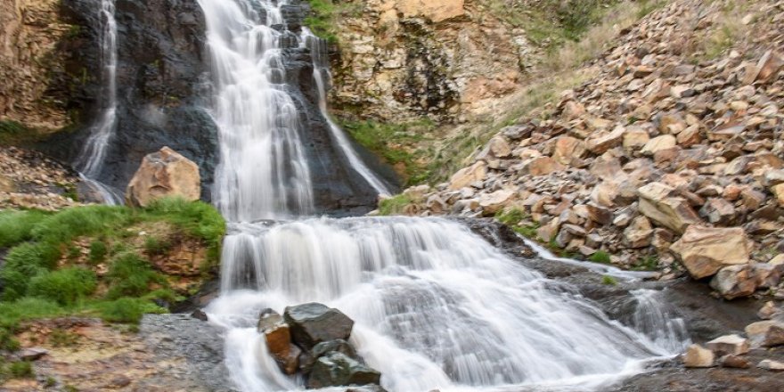 Kışın tamamen donan Susuz Şelalesi ilkbaharda bir başka güzel