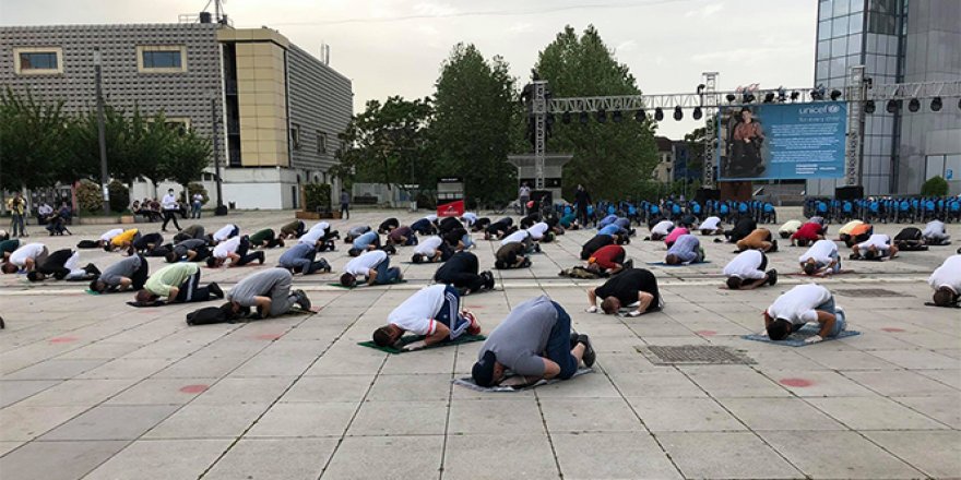Kosova'da camilerin ibadete açılmaması protesto edildi