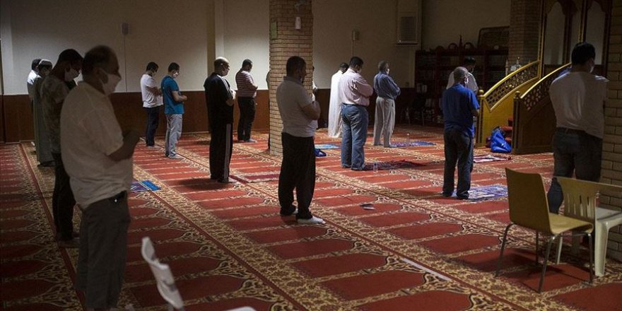 Camisiz başkent Atina'da mescitler ibadete açıldı