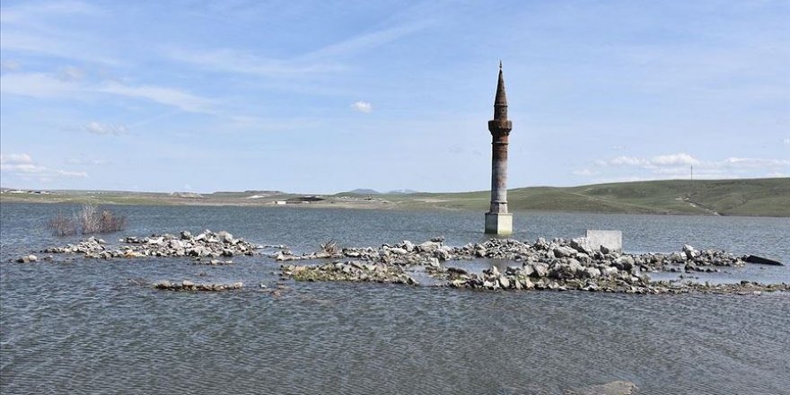 Kars’ta baraj suları altındaki eski yerleşim yerleri ilginç görüntü oluşturdu