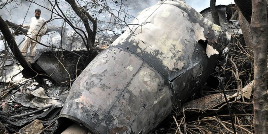 Pakistan'da yolcu uçağı yerleşim alanına düştü