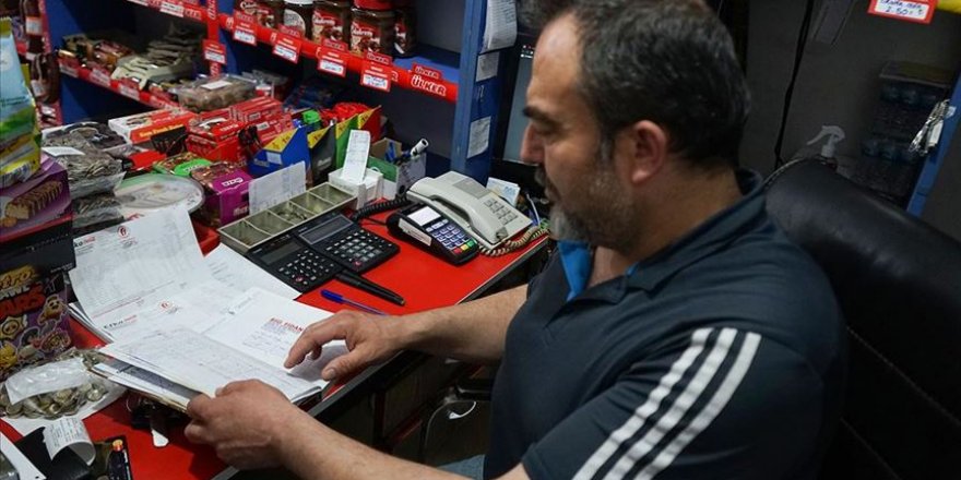 Hayırsever, komşularını 'zimem defteri' geleneğiyle sevindirdi