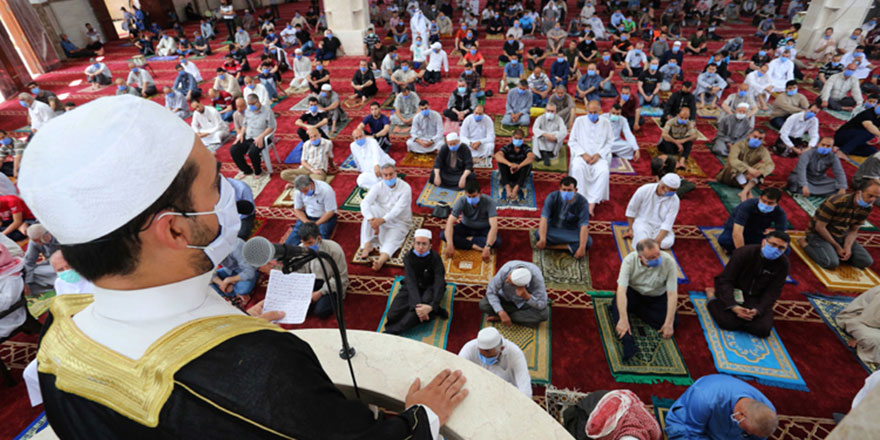 Gazze'de iki ay aradan sonra cuma namazı kılındı