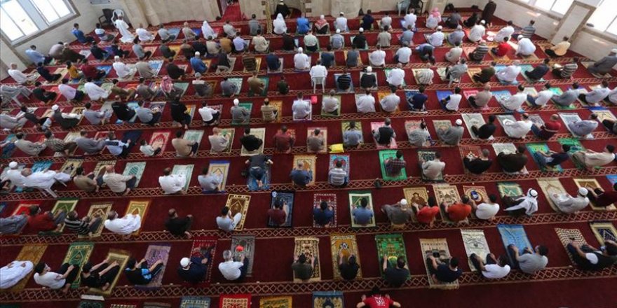 Gazze'de Kovid-19 nedeniyle iki ay aradan sonra cuma namazı kılındı