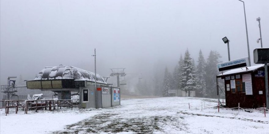 Ilgaz Dağı mayıs ayında yağan karla beyaza büründü