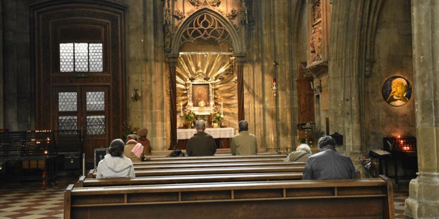 Almanya’da bir kilisedeki ayine katılan 40'den fazla kişiye Kovid-19 bulaştı