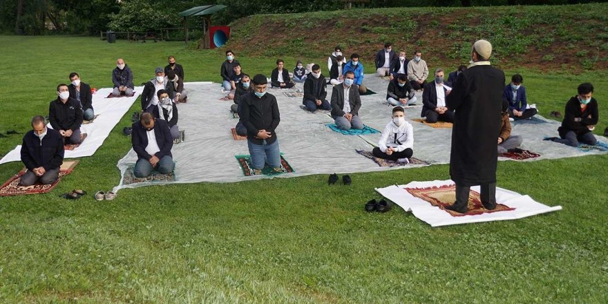Avusturya'nın İnnsbruck şehrinde bayram namazı sevinci yaşandı