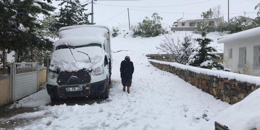 Erzincan'da mayısta yağan kar 'kara kış' manzaralarını aratmadı