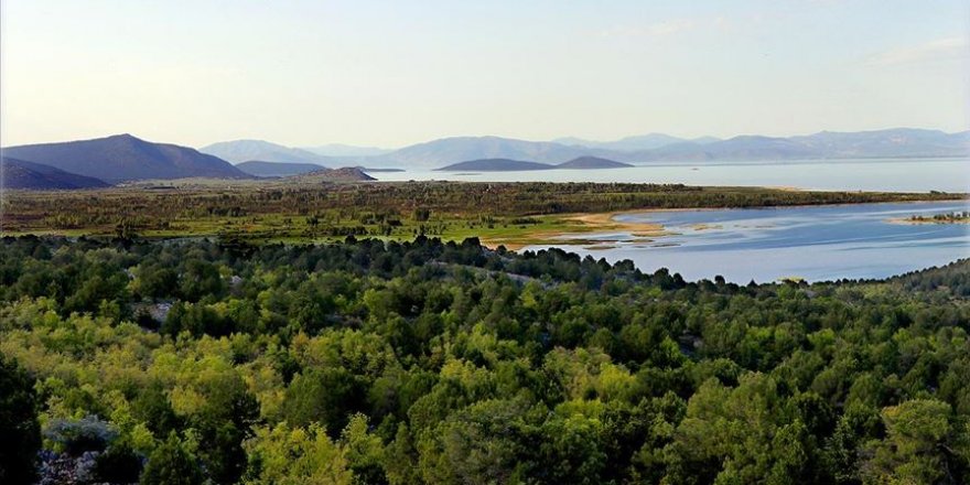 Beyşehir Gölü'nü besleyen akarsular doğal güzellikleriyle etkiliyor