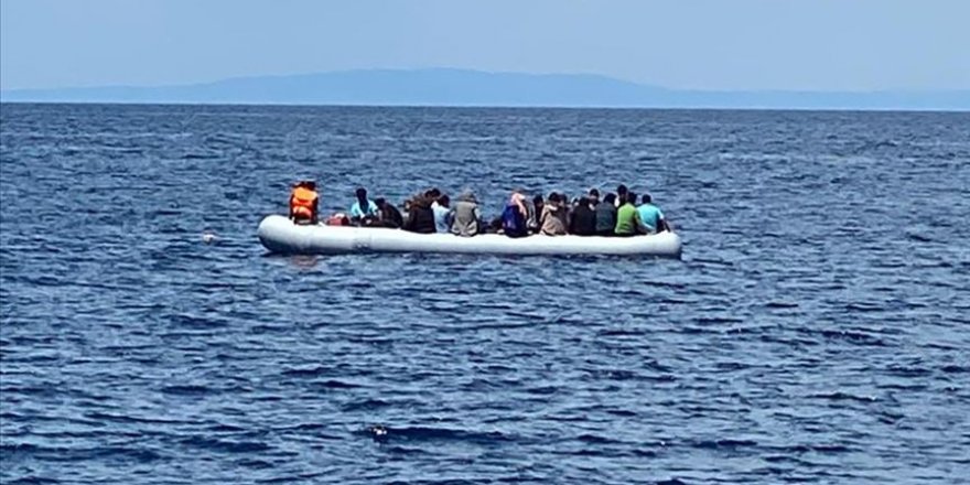 Yunan sahil güvenliğinin Türk kara sularına ittiği sığınmacılar kurtarıldı