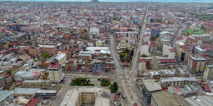 Van'da bazı vatandaşlar hastane için izin alıp akraba ziyaretine gitmiş