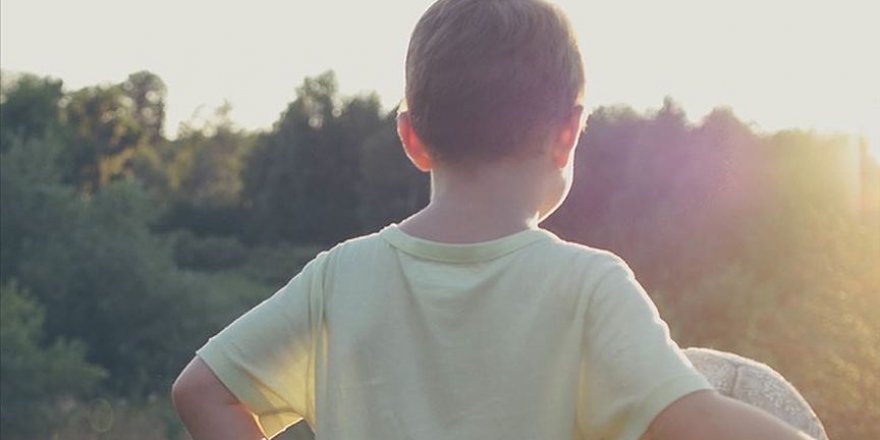 Çocuklar D vitamini için güneşli günlerde balkona çıkarılmalı