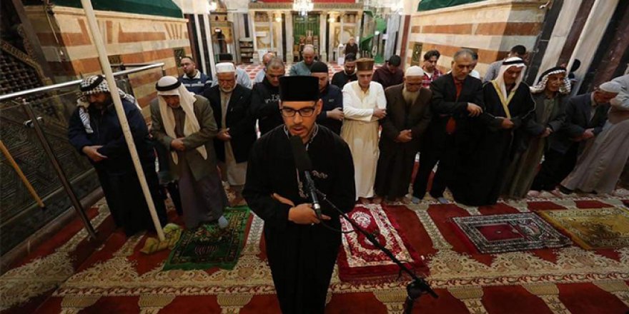Filistin'de yeniden açılan camide İsrail güçleri 50 kişinin namaz kılmasına izin verdi