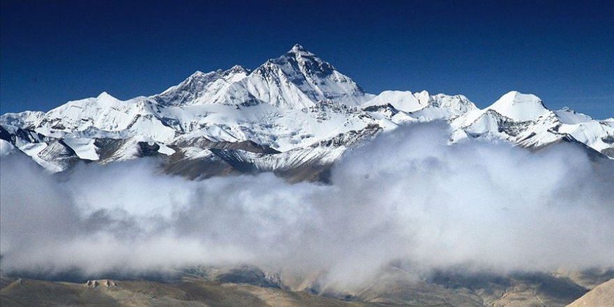 Everest'in yüksekliğini ölçecek Çin ekibi zirveye ulaştı