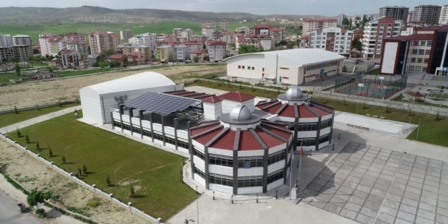 Sivas'taki okul elektriğini üretiyor, kendi suyunu çıkartıyor