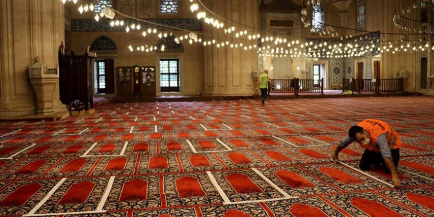 Cemaatin namaz kılabileceği alan bantlarla ayrıldı