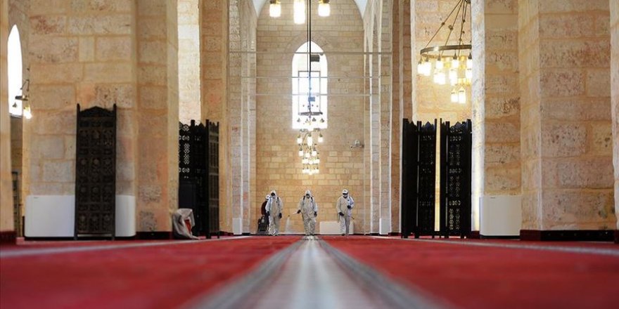 Mardin'de 800 yıllık tarihi camide ibadet öncesi temizlik ve dezenfekte çalışması yapıldı