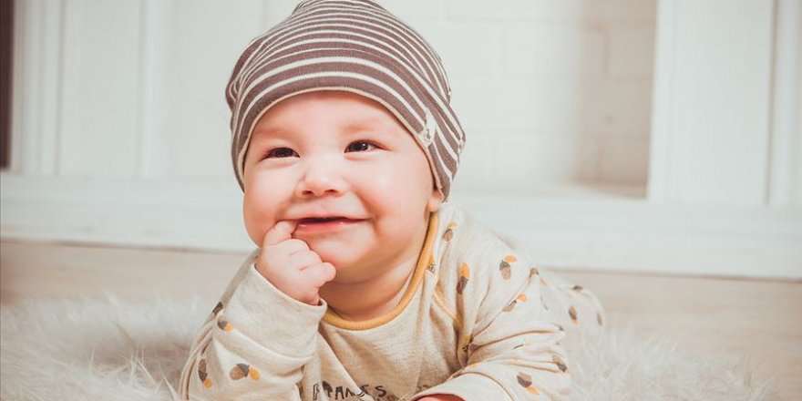 Bebekler kendilerini taklit edenleri fark ediyor ve seviyor