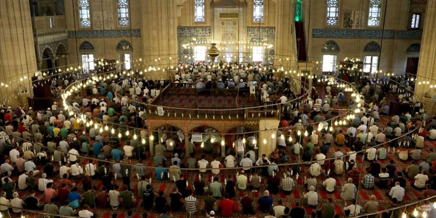 Uzmanlar camilerin yeniden toplu ibadete açılmasını olumlu karşılıyor