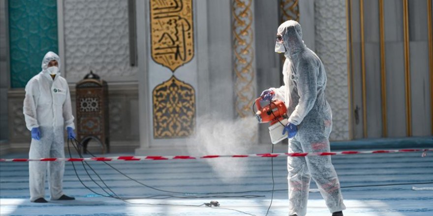Ankara'da dezenfekte edilen camilerde tek kullanımlık seccade ve maske dağıtılacak